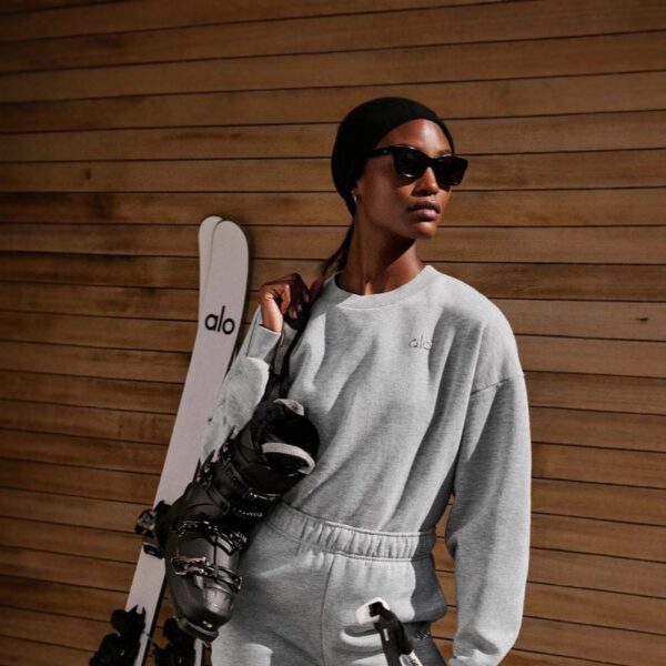 The 3D logo of the best-selling sports sweatshirt is laid-back, loose, comfortable and casual