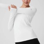 Yoga long-sleeved round-neck base layer, light and breathable top, comfortable, sporty and casual figure-hugging top