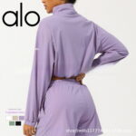 Yoga suits have half zippers and high collars, hoods, UV protection, drawstrings and sunscreen