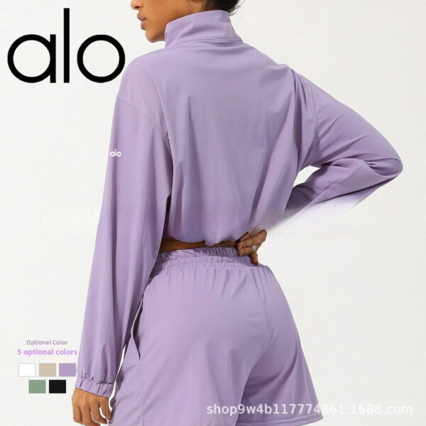 Yoga suits have half zippers and high collars, hoods, UV protection, drawstrings and sunscreen