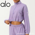 Yoga suits have half zippers and high collars, hoods, UV protection, drawstrings and sunscreen