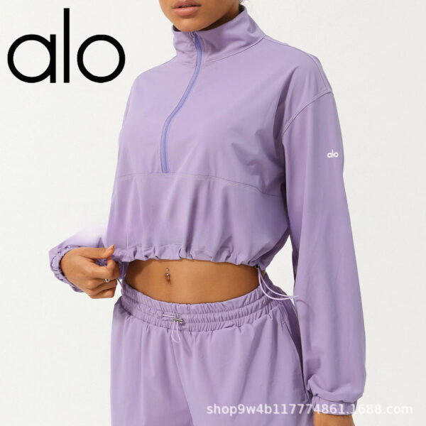 Yoga suits have half zippers and high collars, hoods, UV protection, drawstrings and sunscreen