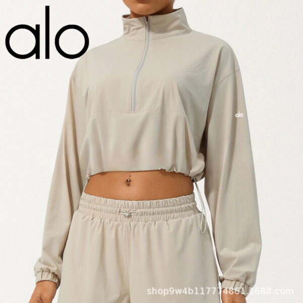 Yoga suits have half zippers and high collars, hoods, UV protection, drawstrings and sunscreen