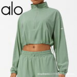 Yoga suits have half zippers and high collars, hoods, UV protection, drawstrings and sunscreen