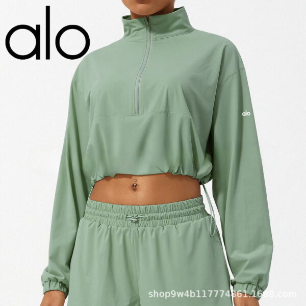 Yoga suits have half zippers and high collars, hoods, UV protection, drawstrings and sunscreen