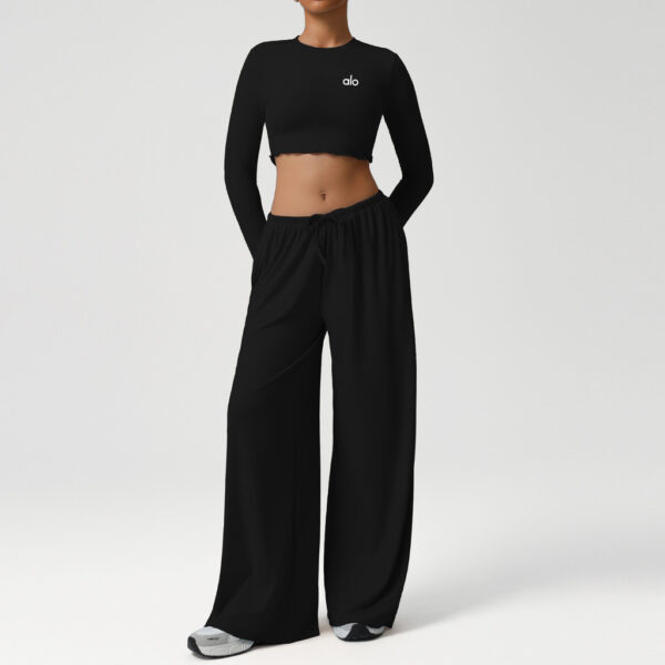 The new sports dance set features loose and sagging yoga trousers paired with tight long-sleeved tops