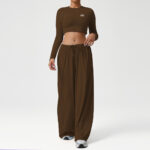 The new sports dance set features loose and sagging yoga trousers paired with tight long-sleeved tops