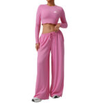 The new sports dance set features loose and sagging yoga trousers paired with tight long-sleeved tops