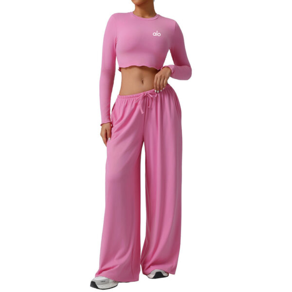 The new sports dance set features loose and sagging yoga trousers paired with tight long-sleeved tops