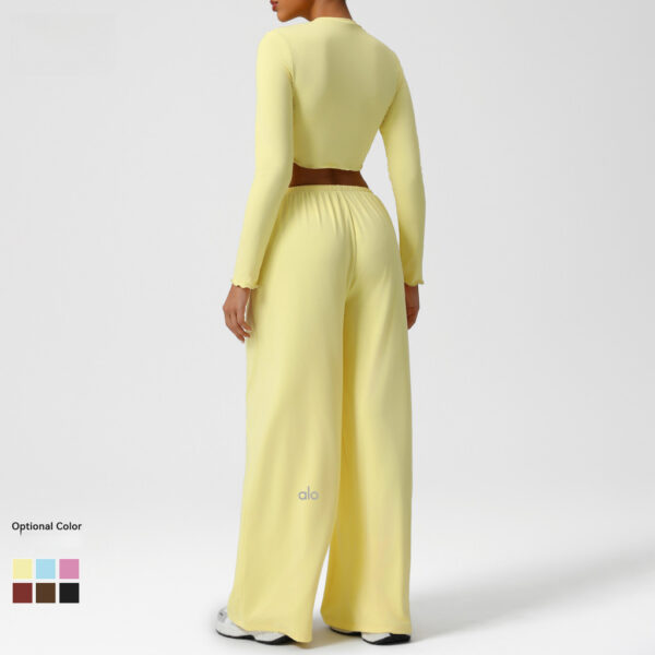 The new sports dance set features loose and sagging yoga trousers paired with tight long-sleeved tops