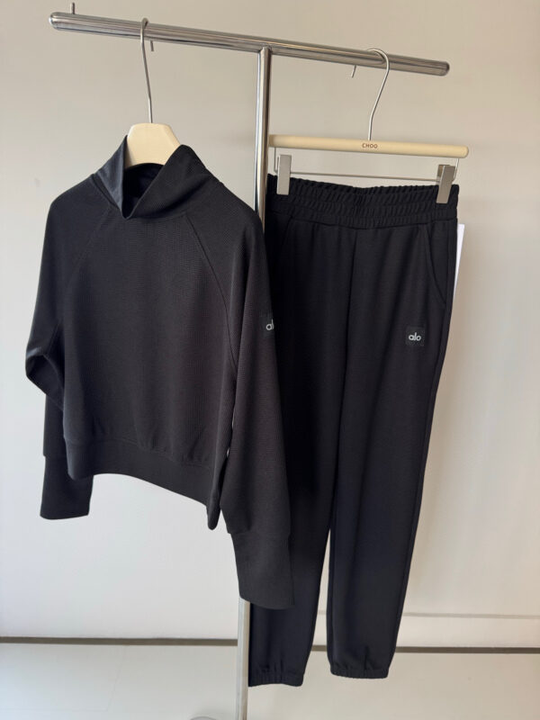 Alo's new winter and autumn style of oversized crew-neck relaxed hoodie pullover with long sleeves, suitable for casual and versatile wear, for women.