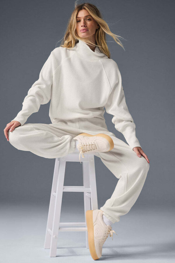 Alo's new winter and autumn style of oversized crew-neck relaxed hoodie pullover with long sleeves, suitable for casual and versatile wear, for women.